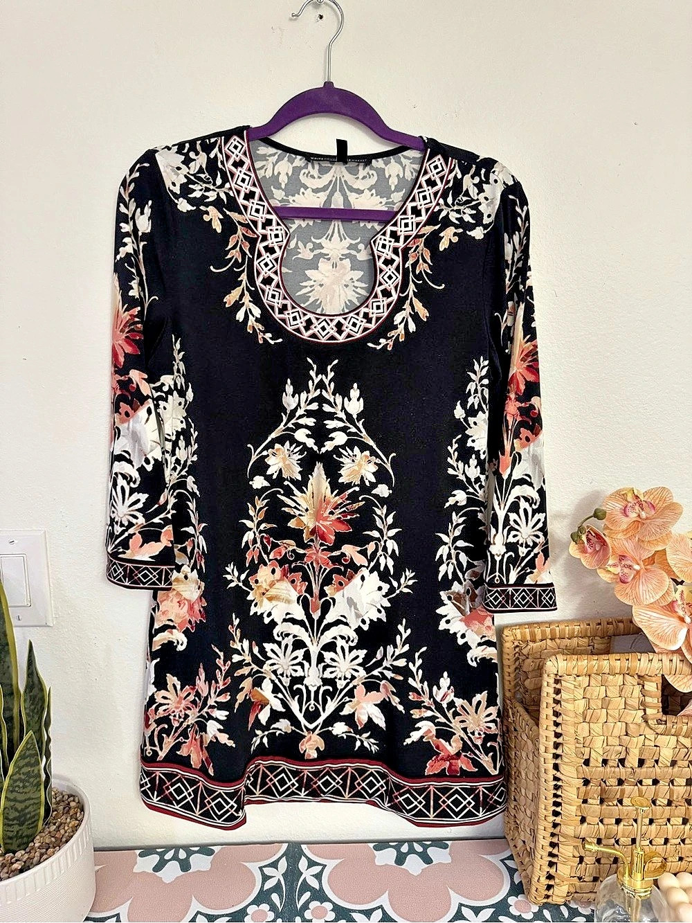 White House Black Market Floral Tunic in Black & Pink Size Medium Like New